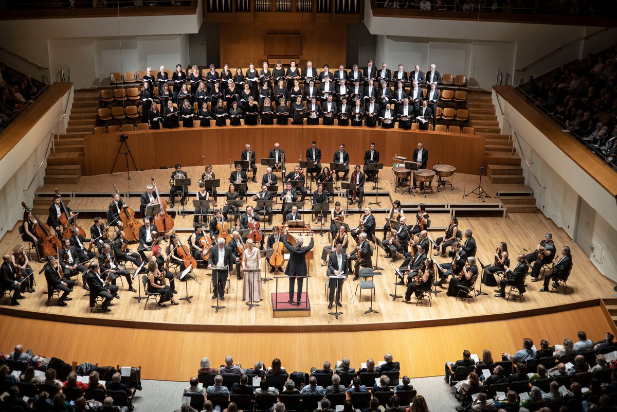 🎼Hui es complix el 200 aniversari de la Simfonia núm. 9 “Coral” de #Beethoven, obra mestra que ha estat interpretada en nombroses ocasions en la nostra programació, moltes d’elles per l’Orquestra de #València.🎻Volem compartir l’aniversari d’esta obra amb totes i tots vosaltres!