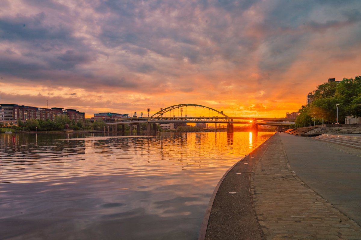 Another view of the sunrise this morning in #Pittsburgh, but instead of reflecting in the fountain, this is a view looking up the Allegheny River. I waited until the sun was peaking through the upper and lower deck of the Ft. Duquesne Bridge, making for an amazing view.