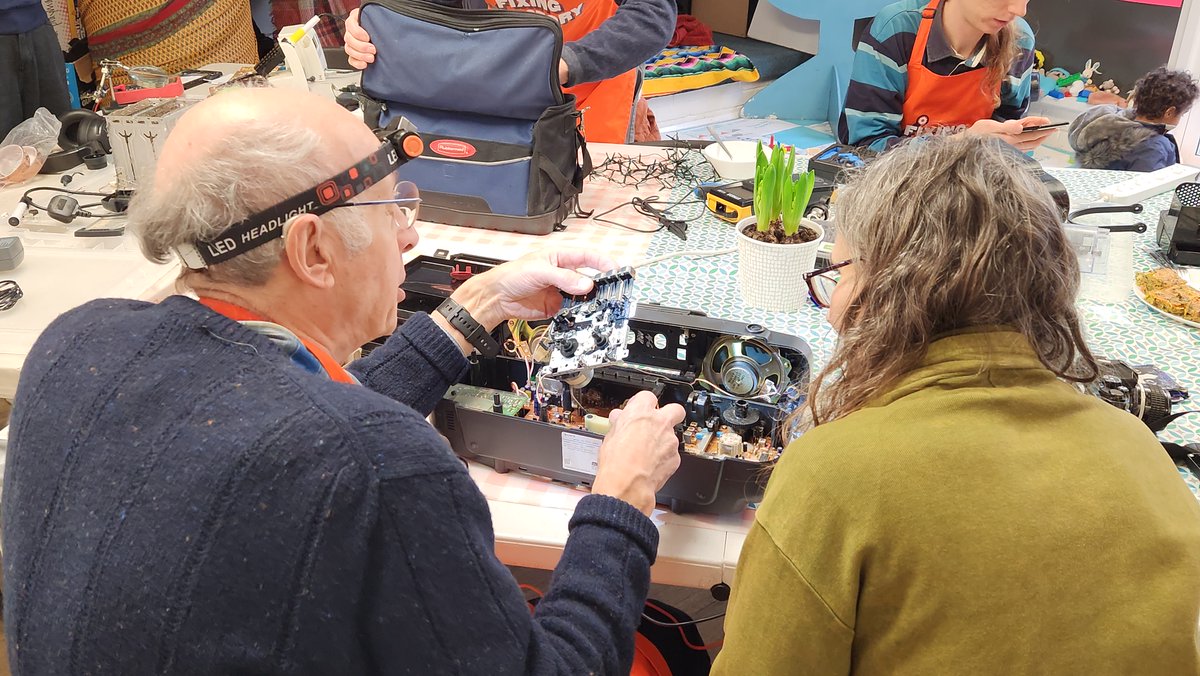 Join a free event where experts from @CamdFixFactory will be sharing tips to help you repair your broken electrical items, bikes & clothing. @ThinkDoCamden @VeoliaUK 🗓 Thu 16 May, 3-6pm 📍Pear Tree Hall, Templar House, NW2 3TD Find out more & sign up: camden.gov.uk/fixanddo