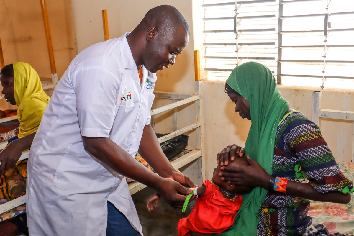 « Quand nous recevons un enfant malnutri, je m’en occupe comme si c’était mon propre enfant et je fais tout pour le sauver. » - Blaise Mbainassem, infirmier à l'unité de prise en charge des enfants souffrant de malnutrition avec complications à l'hôpital de Baga sola au #Tchad🇹🇩.