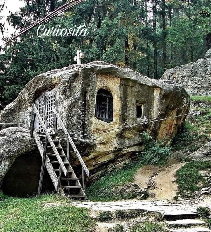 Una casa del XV secolo scolpita nella pietra da un monaco rumeno, vicino alla città di Suceava. Fonte: Curiosità 2.