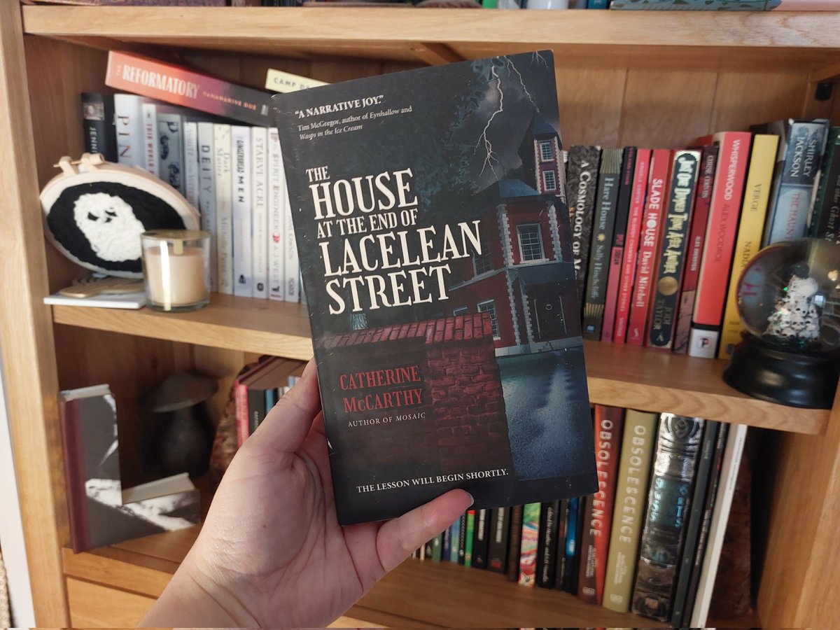 This haunting novella by @serialsemantic was a really excellent and unique read! 🖤 Intriguing concept, strange and eerie, fantastical, unsettling in the best way, and such an interesting exploration of loss, grief and memory - definitely check it out! 📚✨️🏚
