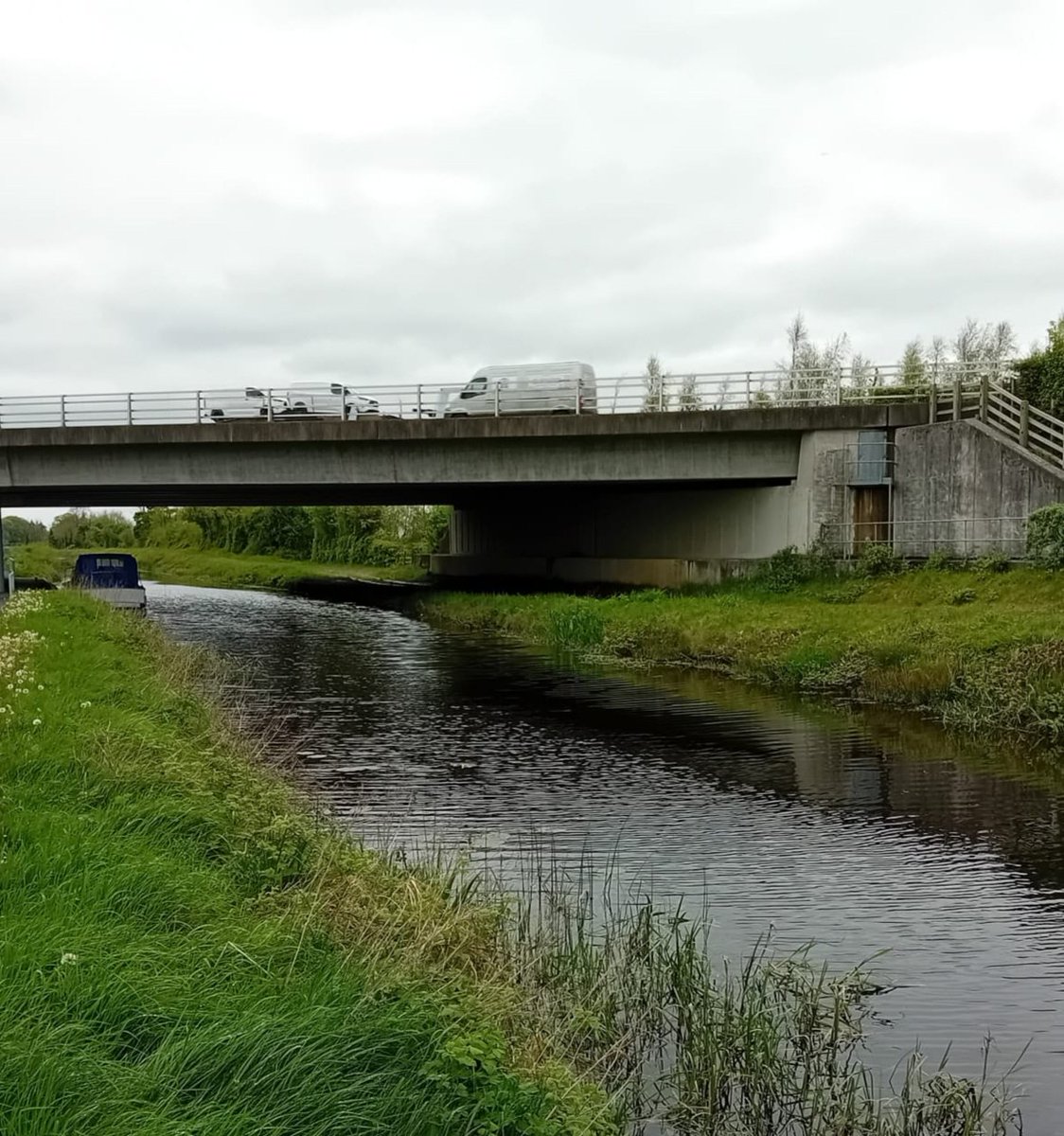 Here is a 21st motorway running over the equivalent 18th century motorway, the canal. 

The best infrastructure lasts and serves needs beyond our time. 
@waterwaysirelan 
#transportpolicy #canals #irishcanals #barrowline