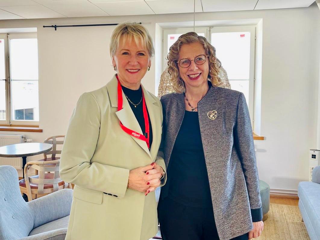 The toxic legacy of war lasts for decades into the future. Always a pleasure to meet @margotwallstrom here in🇸🇪We discussed how conflict & war are driving environmental degradation and why environmental stewardship is an essential building block in setting foundations for peace.