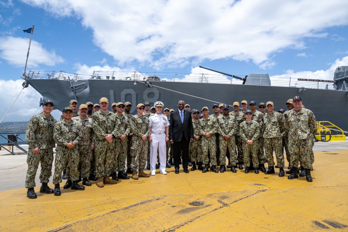 🇺🇸 @SecDef meets with Sailors on @JBPHH Secretary of Defense Lloyd J. Austin III speaks with Sailors from the Naval Surface Group Middle Pacific on Joint Base Pearl Harbor Hickam, May 3, 2024.