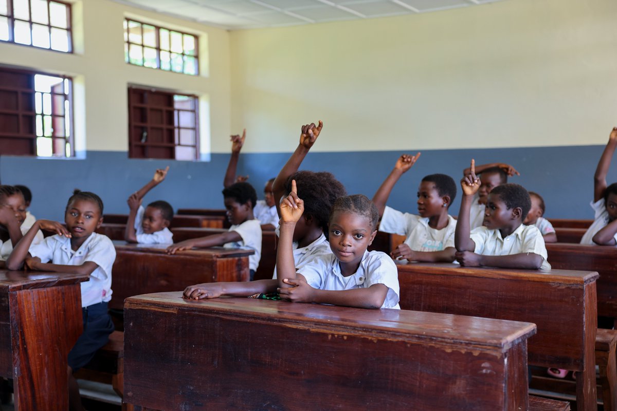 Découvrez la superbe école primaire Lomamba à Muyengo, Kailo, Maniema, construite par le PNUD grâce au @PDL145T_RDC! Ce matin, le Représentant résident @DamienMama a remis les clés au Gouverneur. Émotion palpable parmi les enfants, parents, et enseignants. #Impact #Éducation #odd