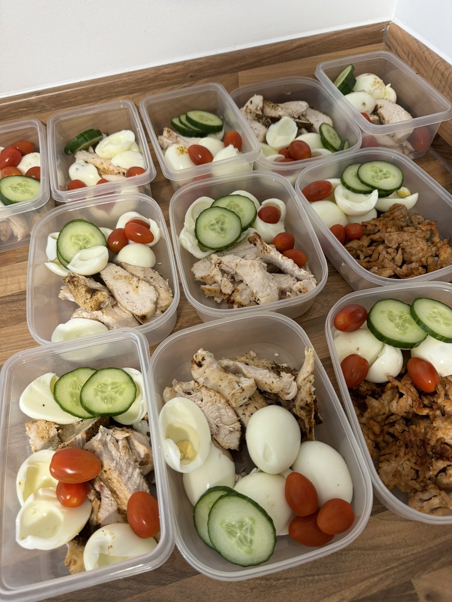 s9pke's tweet image. Quick and simple Air Fryer Chicken and Turkey Mince / Egg 🥚/ Salads prepped for the cooler box on site til Friday after work beers 🍺 

A few blended shakes, some greek yoghurt on the go and the odd protein bar makes it easy to hit Macros this week

#prepare #foodprep #macros…