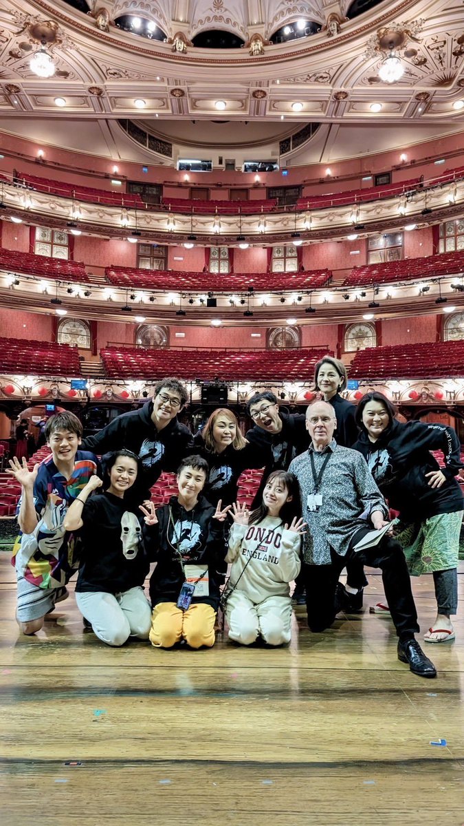 Hashimoto Kanna celebrates the end of her first day as a stage actress in London!! #千と千尋の神隠し @H_KANNA_0203