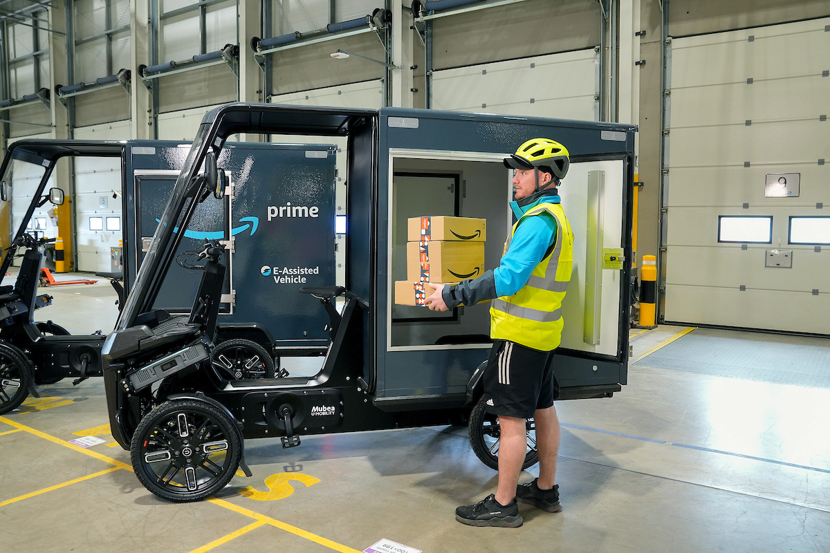 .@Amazon has launched its first micromobility hub in Northern Ireland with a new fleet of electric cargo bikes that will deliver thousands of packages per week Read more: zagdaily.com/places/amazon-…