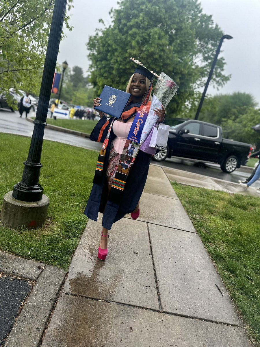 _jaeebaeee's tweet photo. DEGREE’D THE FUCK UP😝😝🎓 the B.A. DDEST GRADUATE🥳 https://t.co/RRhTFtvbJa