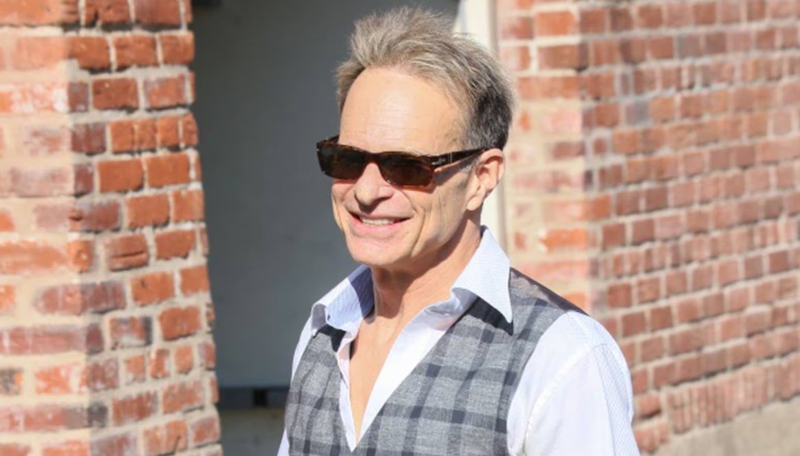 This time, he's going #backtocali - @DavidLeeRoth has a new video. #WATCH here: wbab.com/news/david-lee… ~ @niqueWBAB #davidleeroth