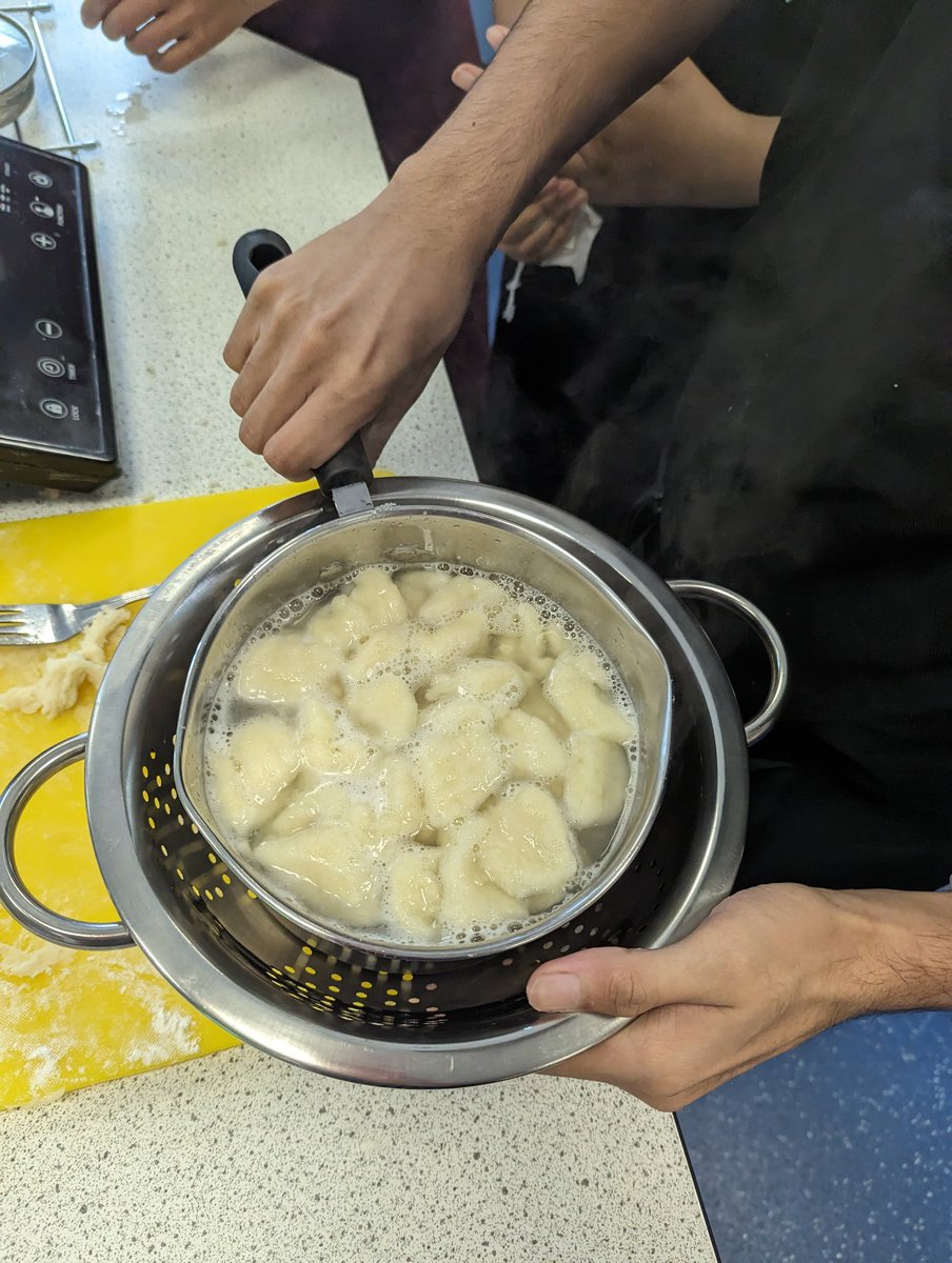 Potatoes! 🥔🥔🥔 The same recipe but making choices. Gnocchi? Potato cakes? Add cheese? An egg? Eat now? Take home? Conversations around food and choice embed healthy eating and establish in-depth tacit knowledge. Learn. Chat. Do. @connect_tha @OrganicNorth @FoodPlacesUK
