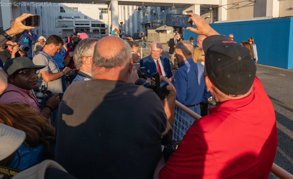 Two perspectives on this amazing moment for #NASA Administrator Bill Nelson @torybruno Chris Ferguson yesterday and then the media scrum behind them. Awesome crew walkout. #ULA #Boeing #CFT #Starliner