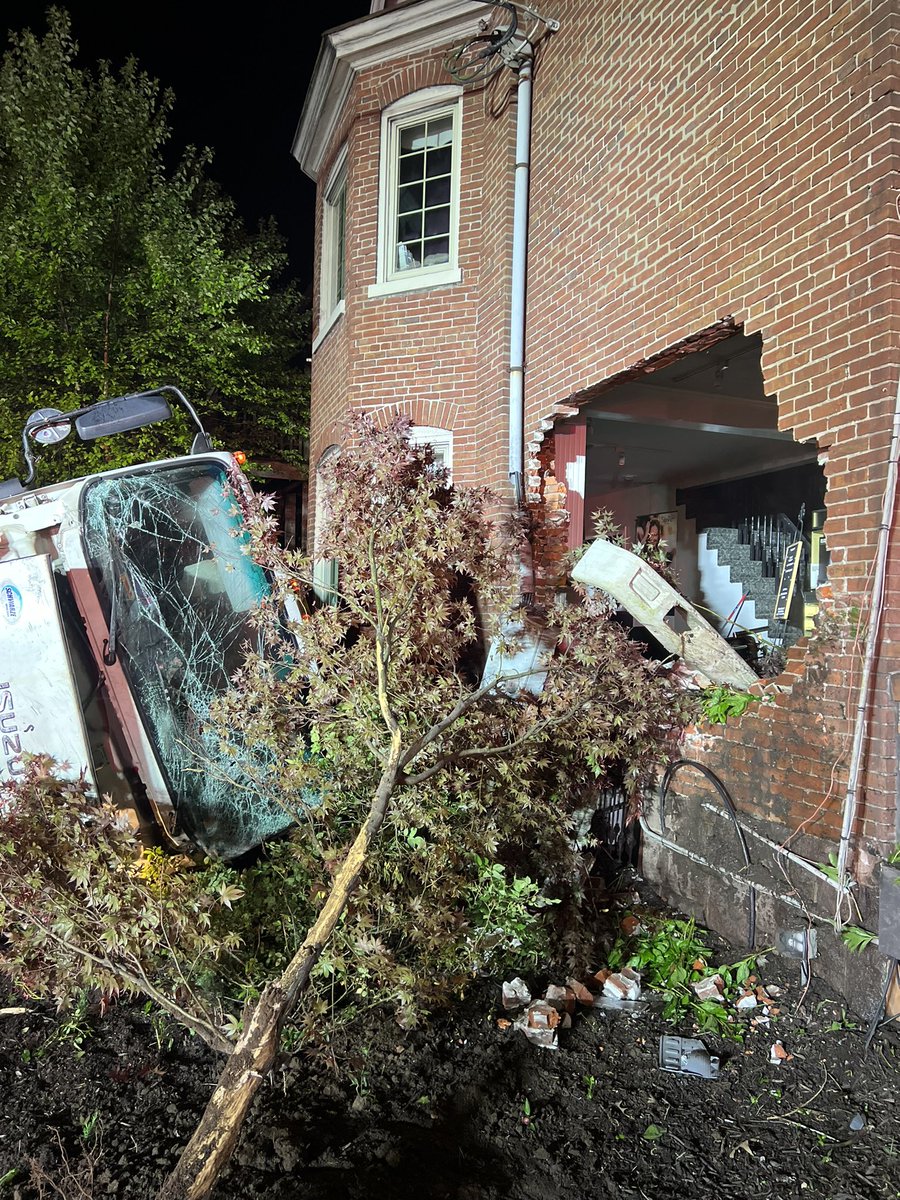 MSGInc247365's tweet photo. Crews on site assisting a property owner after a vehicle strike. Team member assisted with stabilizing structure,  cleaning up debris and securing the structure. #vehiclestrike #emergency #boardup #amitypa #douglassvillepa #TheMoyersDifference https://t.co/HHmzZ4ZYJS