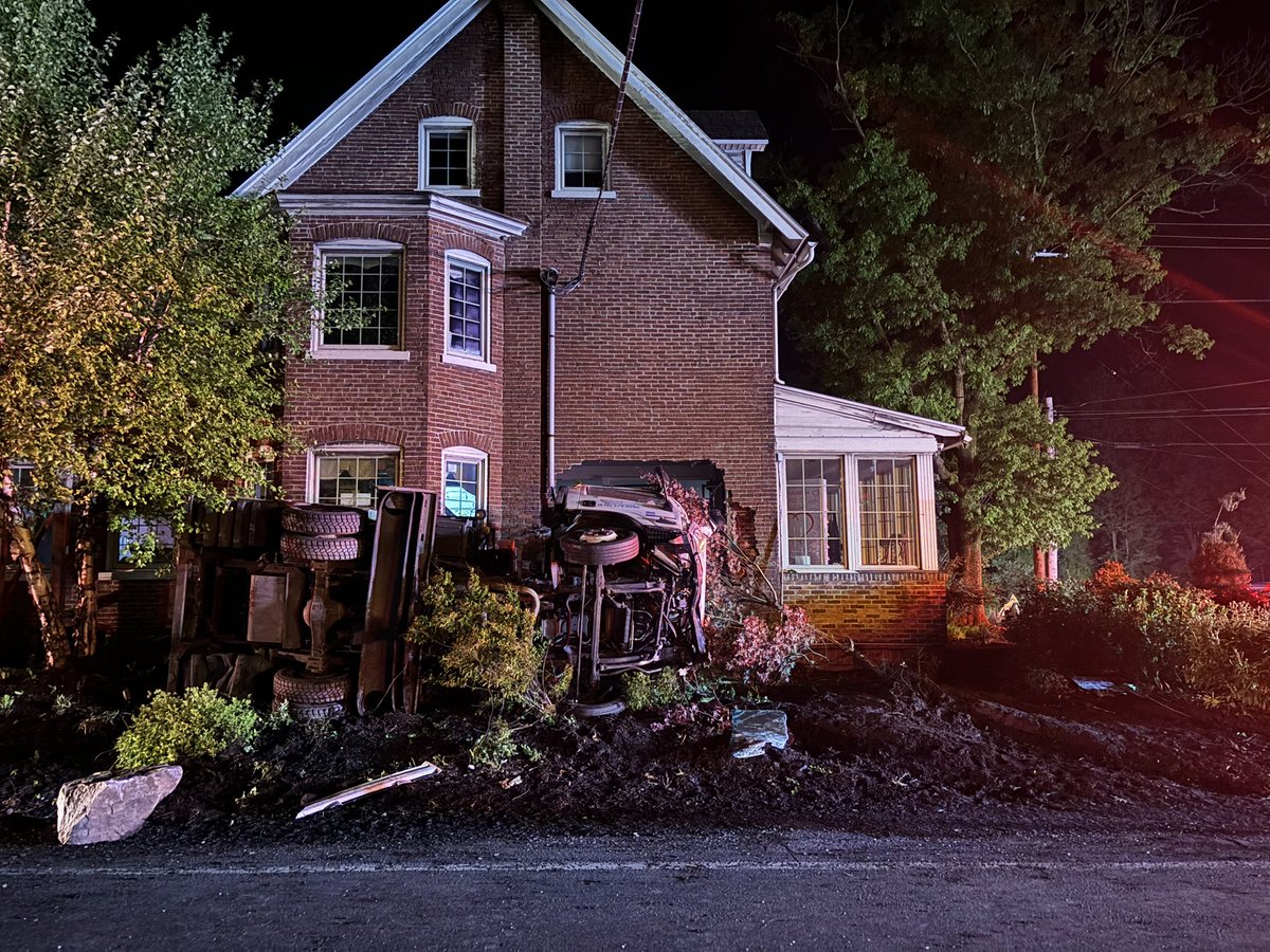 MSGInc247365's tweet photo. Crews on site assisting a property owner after a vehicle strike. Team member assisted with stabilizing structure,  cleaning up debris and securing the structure. #vehiclestrike #emergency #boardup #amitypa #douglassvillepa #TheMoyersDifference https://t.co/HHmzZ4ZYJS