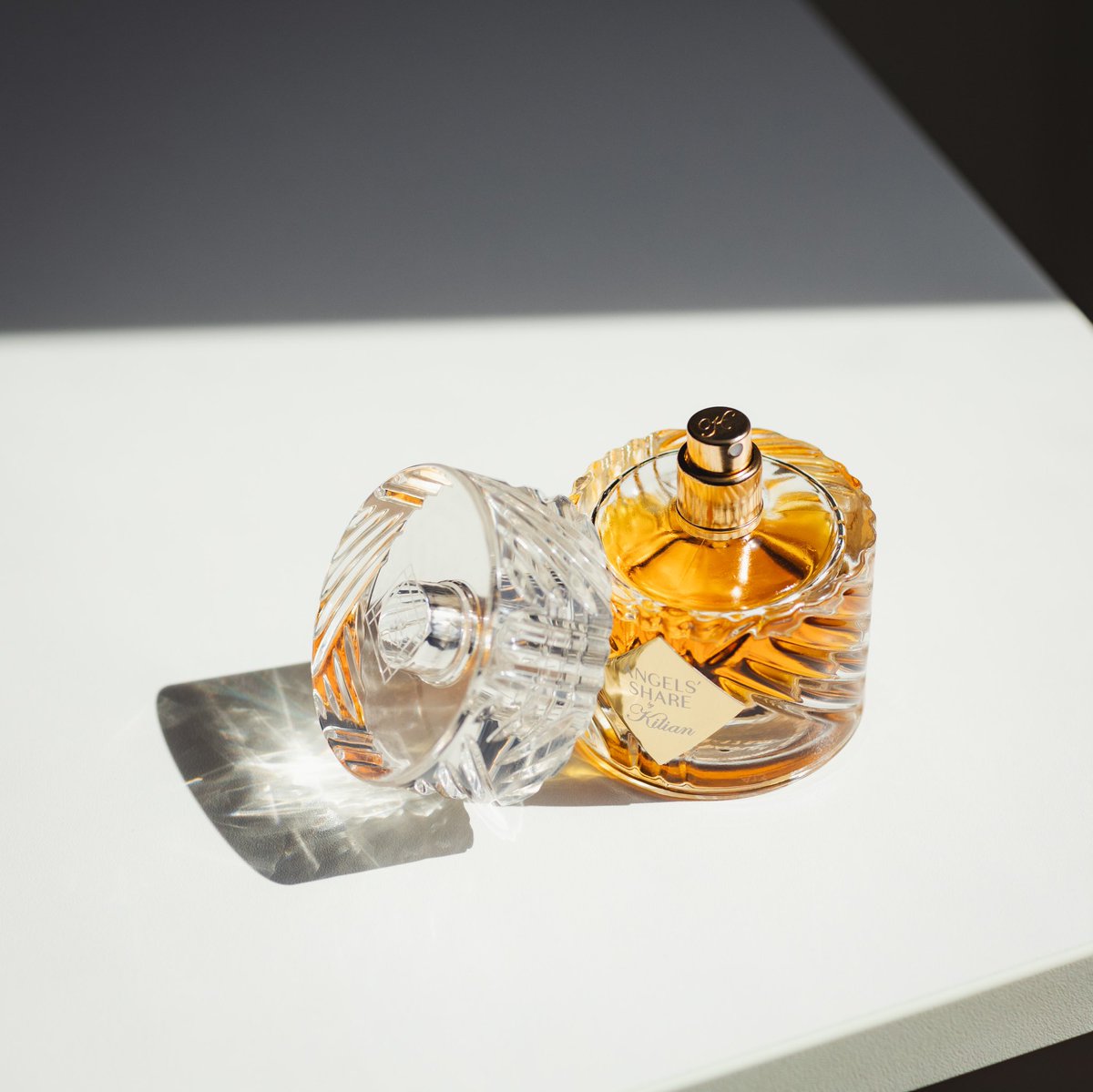 kaleefA__'s tweet image. Sunlight , my  perfume and my camera 👇🏽… #kilianparis #canonEosr