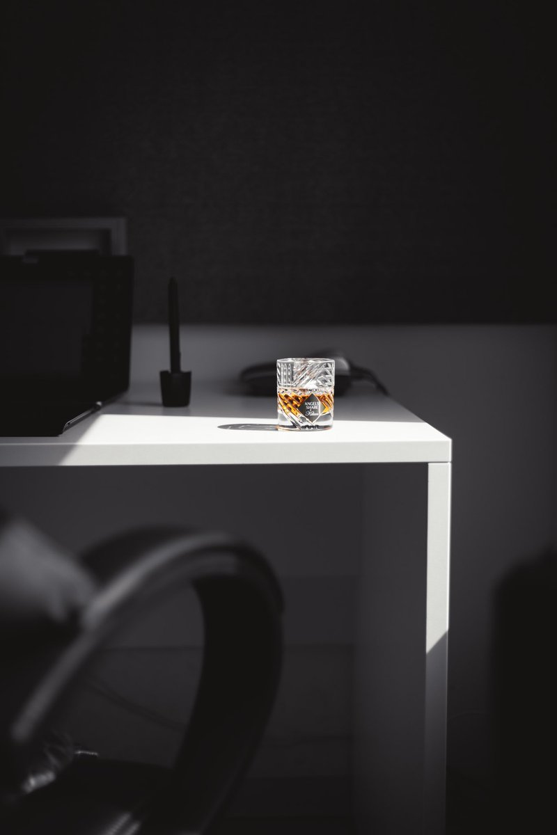 kaleefA__'s tweet image. Sunlight , my  perfume and my camera 👇🏽… #kilianparis #canonEosr