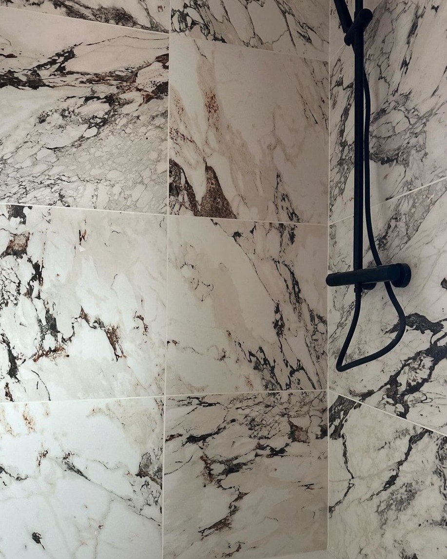The contrast 😍

🏡 IG winters__home
🔎 Ballina Matt Black Shower Set

Shop here: bathroommountain.co.uk/ballina-round-…

#marbletiles #marble #bathroomdesign #bathroominspo