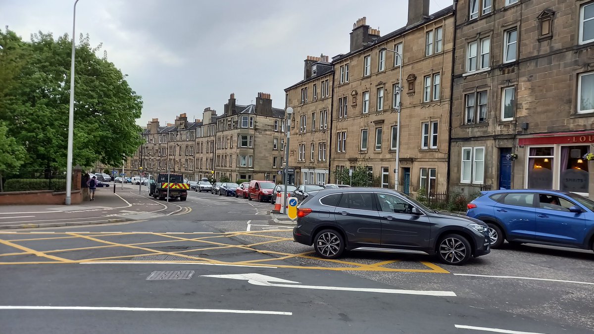 @CllrScottArthur And not far away, in Roseburn Terrace, we have buses passing within feet of pedestrians. And tonight's huge queue of traffic along Roseburn Street, thanks in part to the changed priorities at the Russell Road Junction. All thanks to CEC.