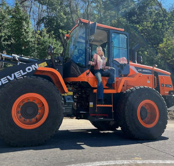 AboutMusicYT's tweet photo. WJSN's Dayoung has obtained a license for a small excavator, and is the global ambassador for HD Hyundai. https://t.co/ocMGCohURP