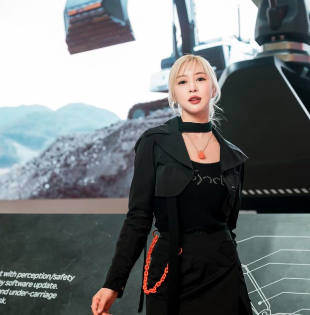 AboutMusicYT's tweet photo. WJSN's Dayoung has obtained a license for a small excavator, and is the global ambassador for HD Hyundai. https://t.co/ocMGCohURP