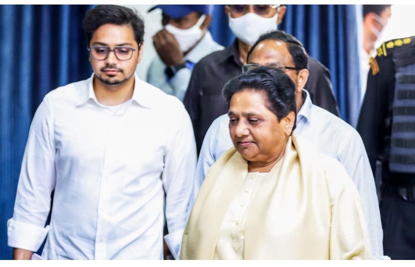 Big Breaking. BSP supremo #Mayawati removed Akash Anand from all posts of BSP. Mayawati called Akash Anand an immature leader. In his recent speech he was taking BJP head on. Recently a FIR was filed against #AkashAnand for giving inflammatory speeches against BJP And after