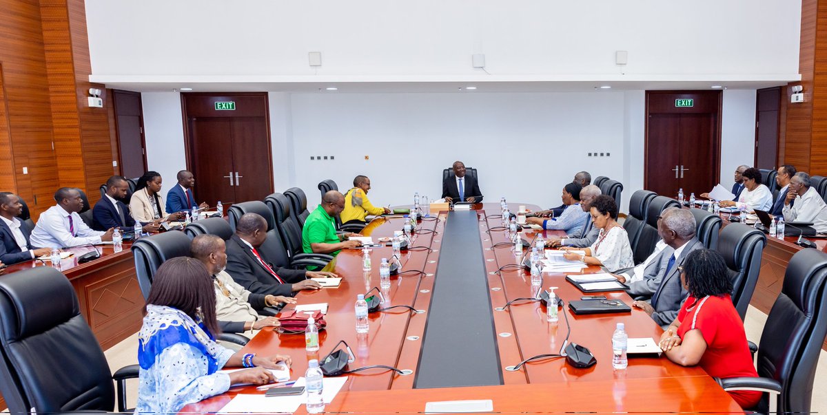 PrimatureRwanda's tweet photo. Today, Prime Minister Dr. Ngirente held discussions with members of the Rwanda Elders Advisory Forum, focusing on effective implementation of government policies and programs. https://t.co/Xag0j8NNXH