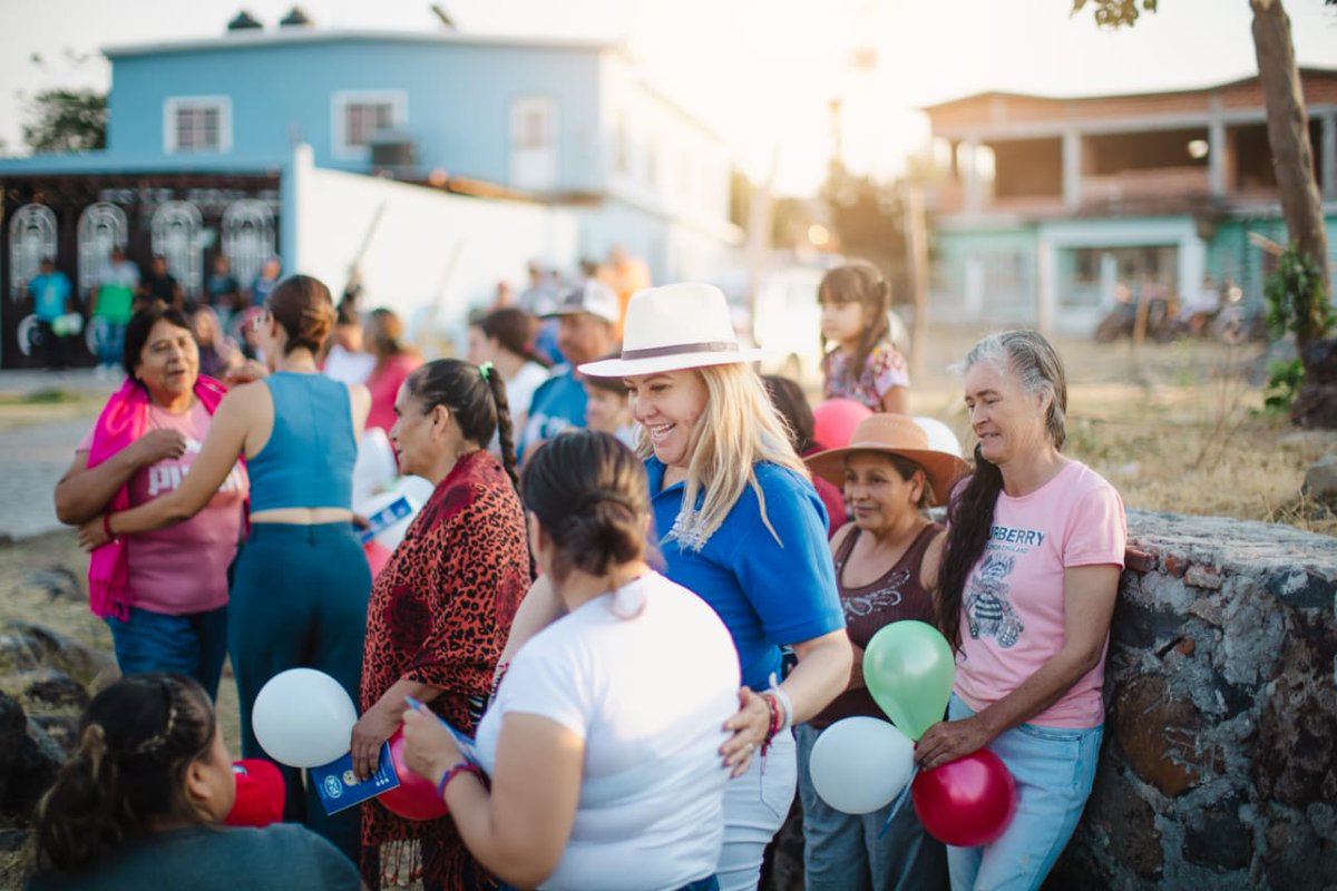 MEsthermt's tweet photo. Hoy en el municipio de Jerécuaro, con mucho gusto acompañamos a la candidata a presidenta municipal Isabel Ascevedo en las comunidades El Refugio, La Luz de Juarez y San Ignacio. Vota con fuerza y corazón.✌️😁💙❤️💛 #ConEstherClaroQueSePuede #IsabelPresidenta https://t.co/S7VU8lHBVa