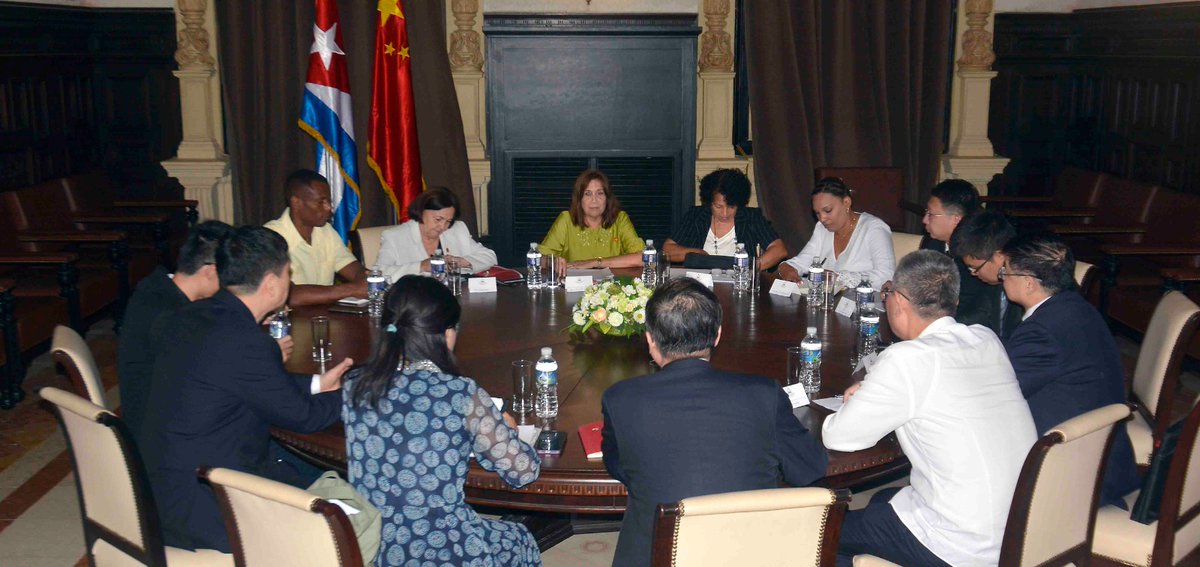 Recibe @anamarianpp, vicepresidenta de @AsambleaCuba, a Zhang Yijiong, miembro del Comité Permanente de la Conferencia Consultiva Política del Pueblo Chino y presidente del Comité de Etnicidad y Religión, y a su delegación, en el Capitolio Nacional 🇨🇺🤝🇨🇳 @MahuiChina