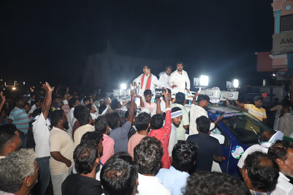 AKYOnline's tweet photo. పెదకూరపాడు నియోజకవర్గం అమరావతిలో శాసనసభ్యులు నంబూరు శంకరరావు గారితో కలిసి ఎన్నికల ప్రచారంలో పాల్గొనడం జరిగింది.
#AnilKumarYadav #VoteForFan #YSRCPAgain2024 https://t.co/kATwzSfryA