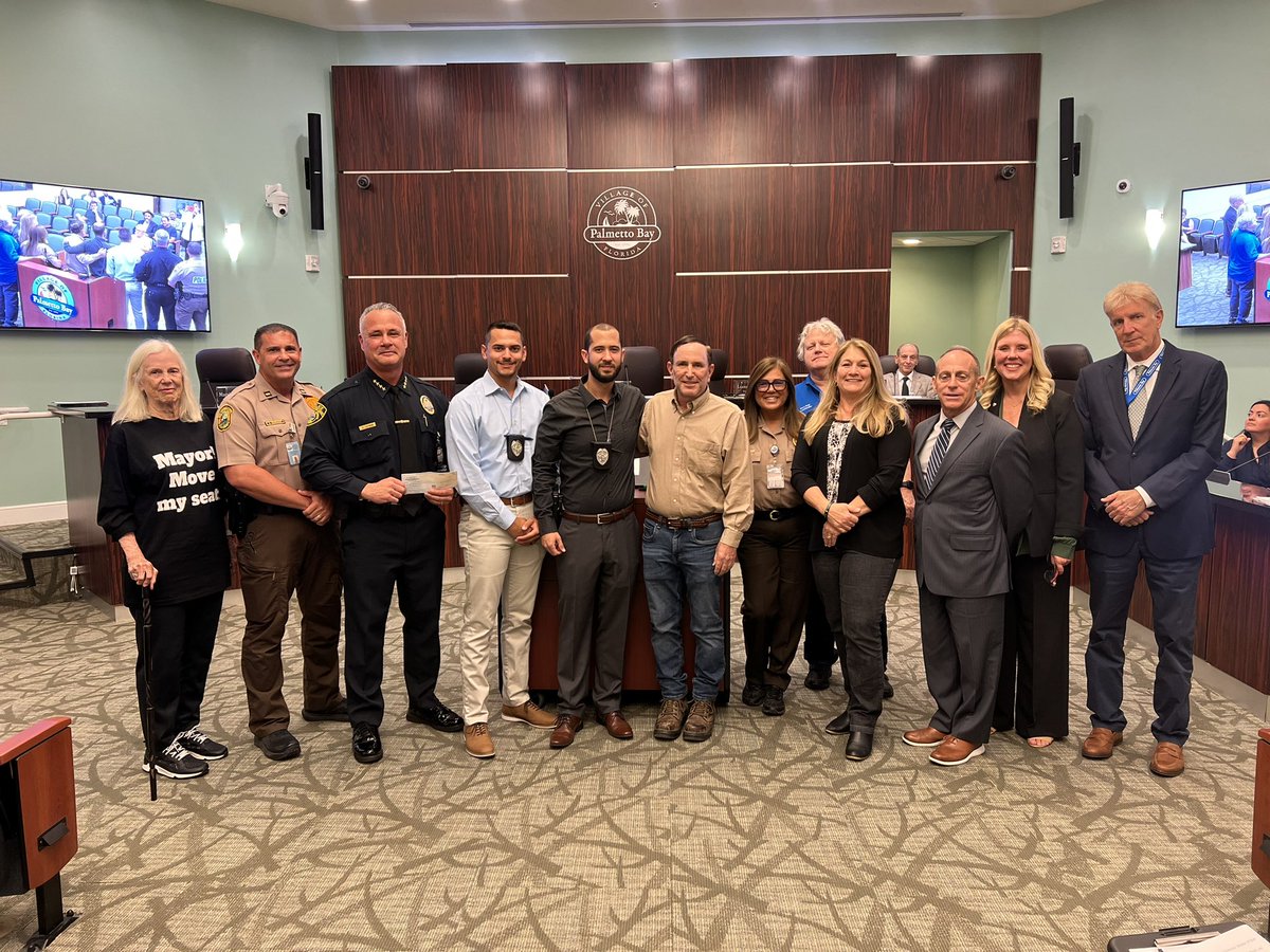 Yesterday, Detective Edgar Diaz from our Palmetto Bay Municipal District was honored during the Palmetto Bay Village Council Meeting for his recent arrest in a commercial burglary case. Thank you for this special recognition.