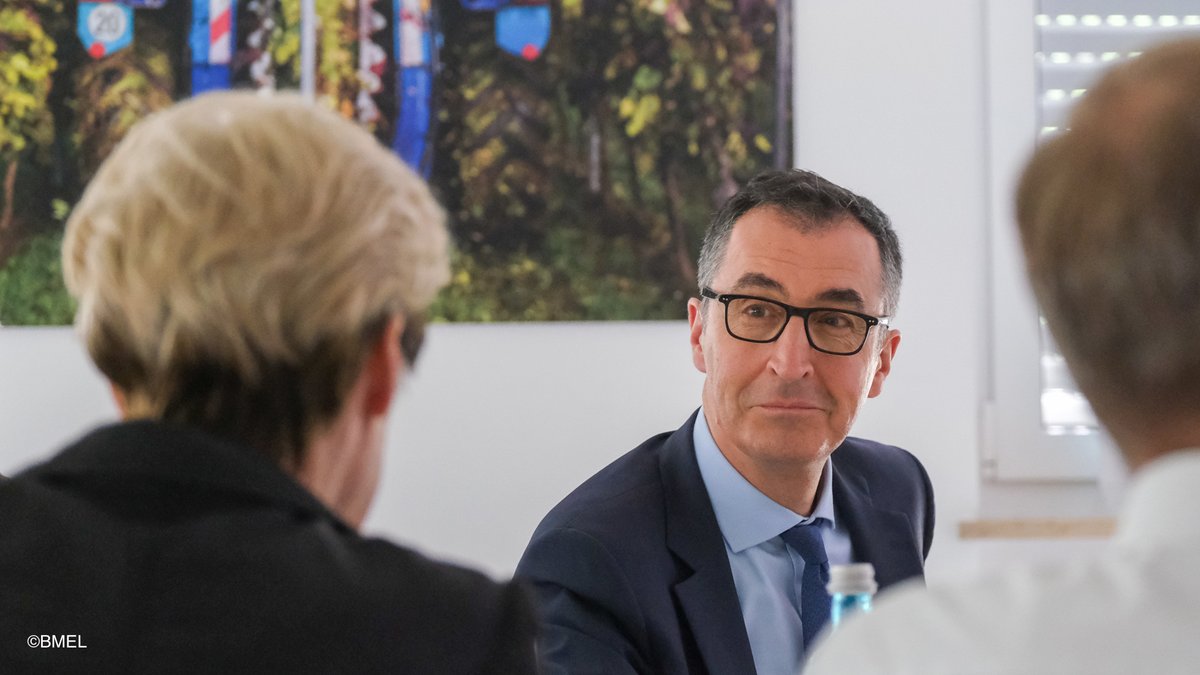 Mit dem @weininstitut diskutiert @cem_oezdemir die Lage des 🇩🇪 Weins, insbesondere Erzeugerkosten, Nachfrage, Werbung, Warnhinweise zum Alkoholkonsum auf Weinflaschen und Qualität der Weine.