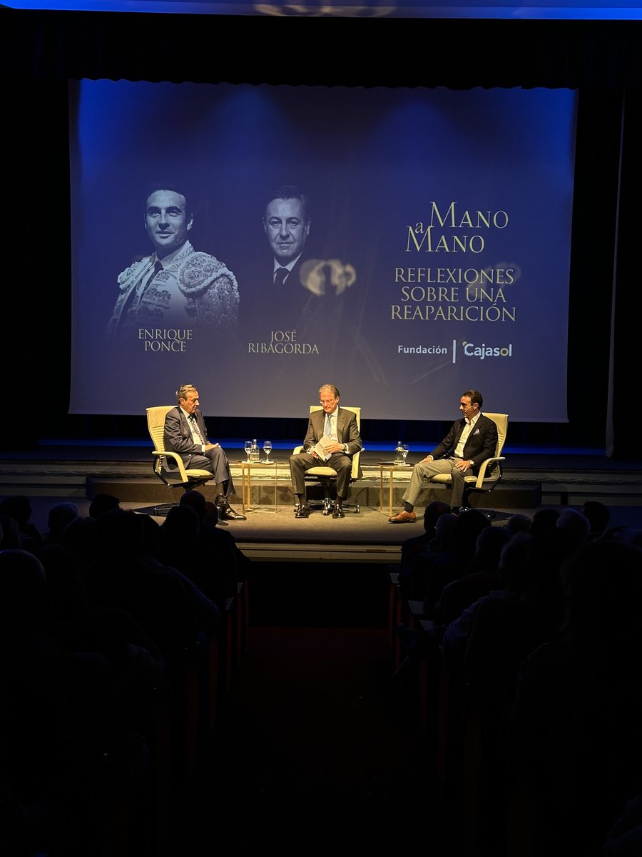 📸 Aforo completo en el 72 #ManoaMano @Cajasol Enrique Ponce y @joseribagorda 'Reflexiones sobre una reaparición' #cultura #toros #SevillaHoy