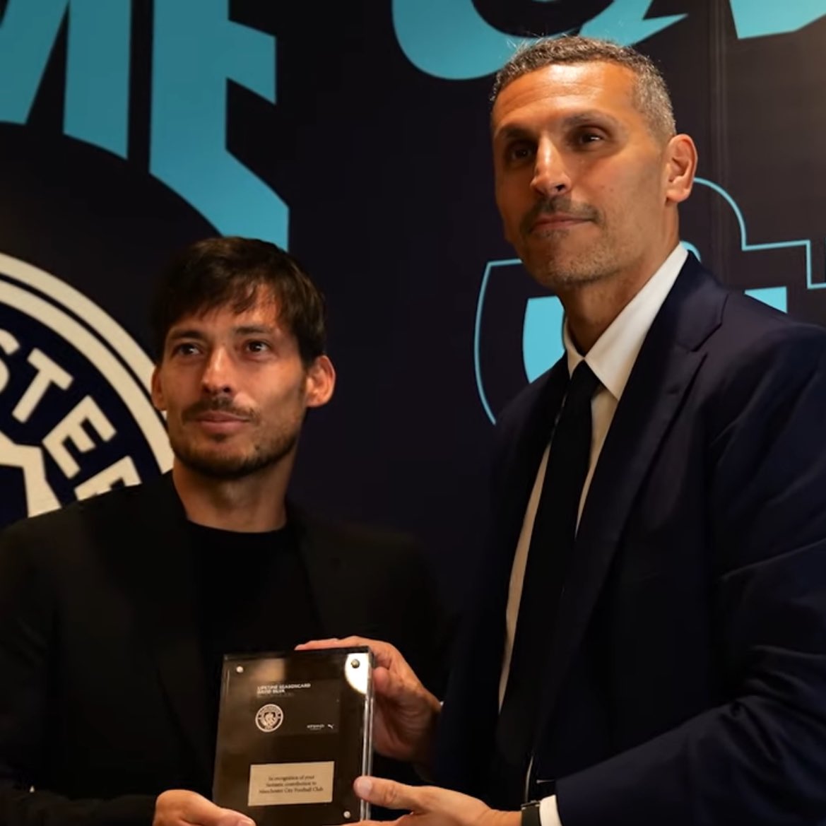 David @21LVA has received a lifetime seasoncard from #ManCity. 🥹

Khaldoon Al Mubarak: “We’ll never forget what you’ve done for this Club. We’re so happy. That’s why I wanted to give you this, a small recognition from the Club for everything you’ve done. Thank you very much.” 🩵