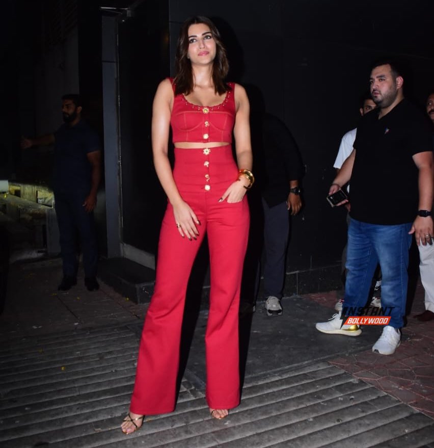 IN PICS | Spotted 📸: #KritiSanon looks ravishing in red as she was papped in Bandra last night . . @kritisanon
