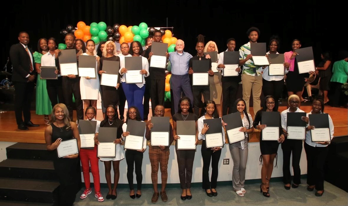 A record 30 students celebrated receiving a life-changing Rosen Scholarship this morning during the Jones HS Senior Awards Ceremony. The Harris Rosen Foundation covers tuition, boarding and books for high school graduates from Tangelo Park and Parramore. @jones_ocps @RosenHotels