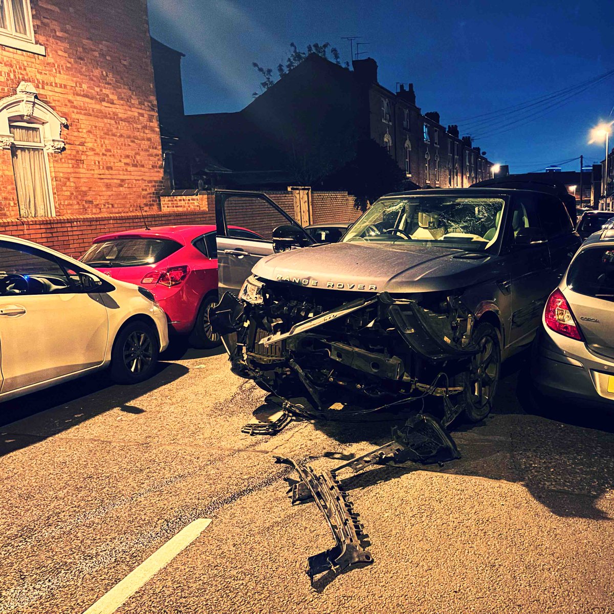 #RoadCrimeTeam on patrol in #WinsonGreen found a stolen Range Rover, stolen in a #Burglary hours earlier in #Redditch. The vehicle was pursued and crashed before the driver fled. 🏃💨👮🏻‍♂️ Caught in a nearby street. #1inCustody #DangerousDriver