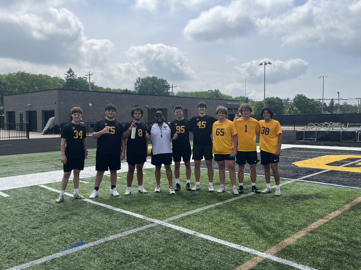 CoachV_Football's tweet photo. Great job today men! Loved to see all your hard work shine today for the college coaches. Thank you to all the coaches who took time to come watch our players. Thanks to the parents who helped w set up, parking, & food. And great to see all our Srs 1 last time. #DLIsland #BearsDL https://t.co/q4pnSGzsUk