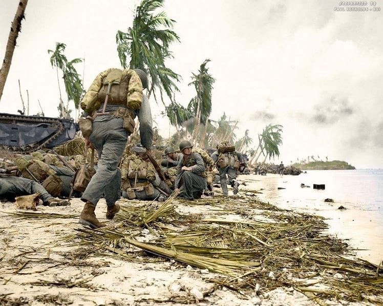 Temmuz 1944'de Guam'a çıkan ABD Deniz Piyadeleri