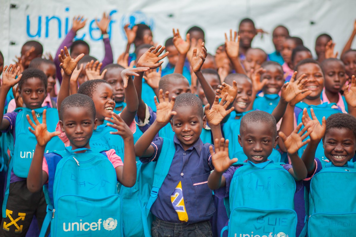 #EveryChild has a right to education.

In support of @MalawiGovt response to the recent flash floods in Nkhotakota, #UNICEF has provided education materials like school bags, ensuring the affected learners stay in school.

📷 Learners in Nkhotakota.