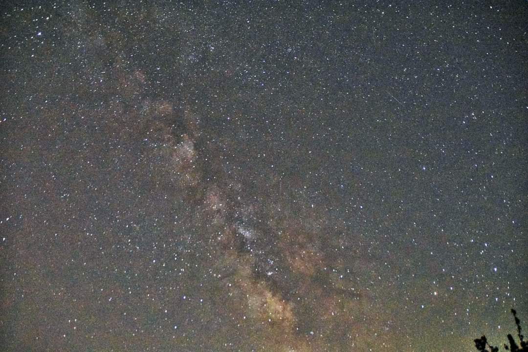 Primera via láctea de la temporada, con la Nikon D3300, ISO 6400, exp 8' mejor de lo esperado a pesar de la nueva iluminación municipal 😠 
#Vilanovadescornalbou #cielosESA