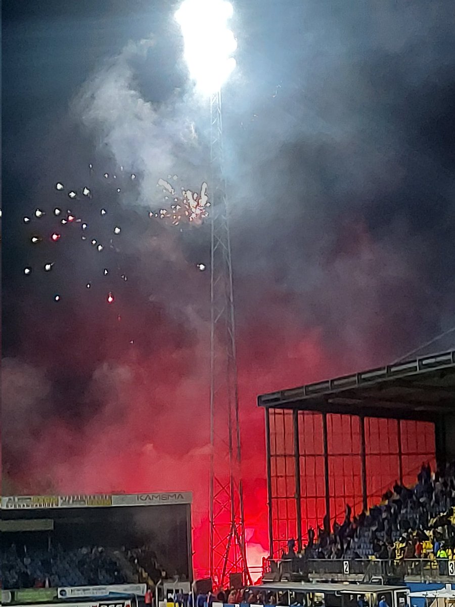 JackD058's tweet photo. Aan het Cambuurplein is het nooit stil geweest💛💙 https://t.co/a7kdFfwYPH