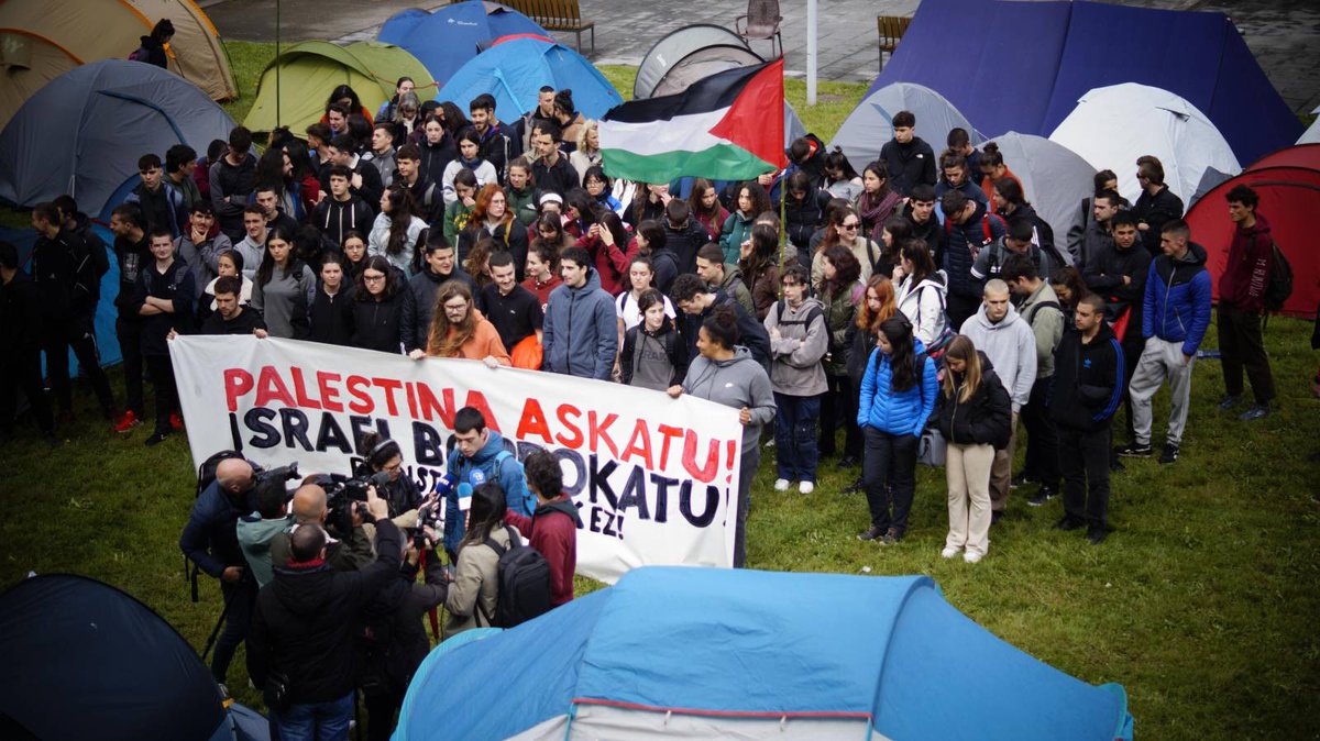 IASozialista's tweet photo. 🇵🇸|Gaur Palestinaren askatasuna aldarrikatzeko eta Israelgo estatu sionista desnormalizatzeko elkartasun argazkiak atera ditugu.

Ez dago ekidistantziarako tarterik, Palestinaren existitzeko eskubidea aldarrikatzea sionismoari berea ukatzea da.

Palestinar erresistentzia aurrera! https://t.co/7ZZZof88CH