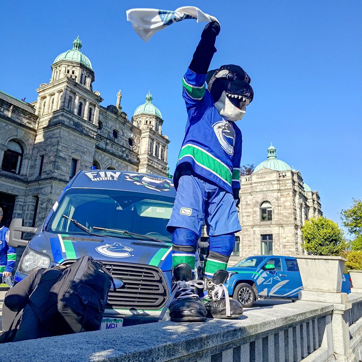Some mornings at work are more exciting than others...

Thanks for swimming over to the @BCLegislature in Victoria, Fin! Go @Canucks go! 🏒 #bcpoli #gocanucksgo