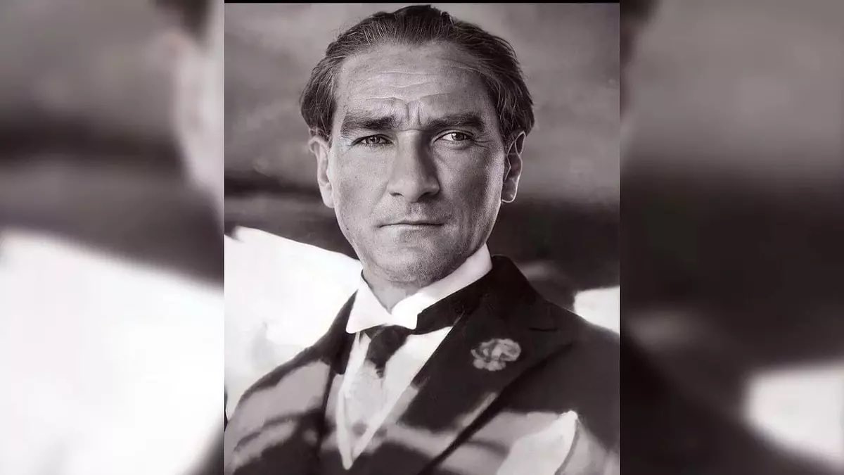 Mustafa Kemal Atatürk 🇹🇷

Bu görüntü, 

Atatürk'ün sadece bir lider değil, aynı zamanda bir savaşçı olduğunu ve zorlukların üstesinden gelme konusunda ne kadar kararlı olduğunu gösteriyor. 

Bu fotoğraf, Atatürk'ün tarihindeki önemli bir anı, canlı ve net bir şekilde gözler önüne