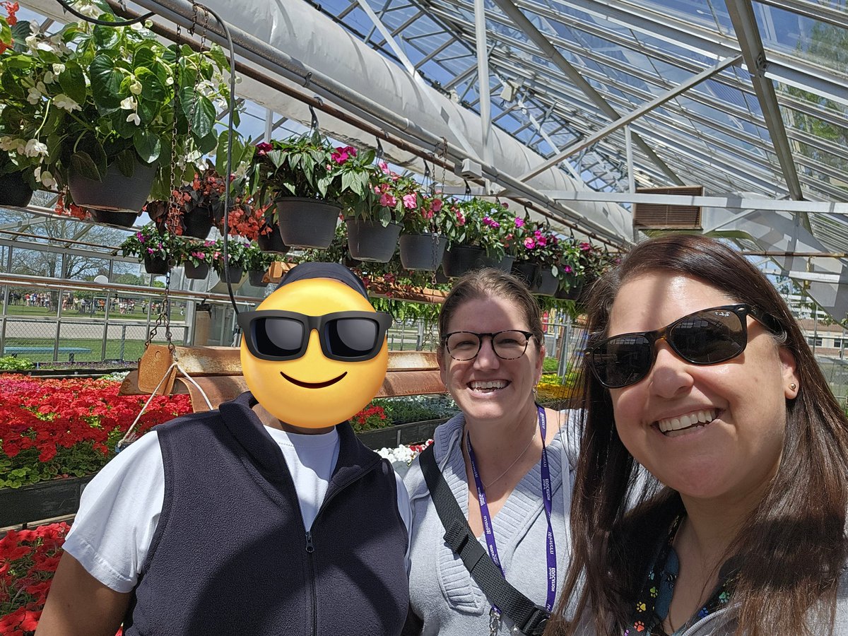 Shopping for flowers at the amazing @annandaleps with @HodginsMrs and the amazing Grade 8 teacher that makes this happen. Thank you so much! @TVDSBcares @TVDSB @TVDSBAT