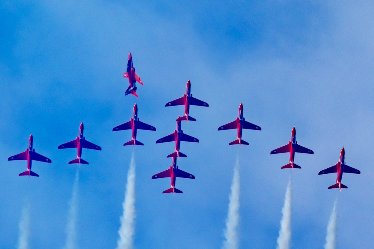 Caught from the other side @PhilipJDye and @RAFRedArrows_OC photo chasing the @rafredarrows #redarrows #springhawk