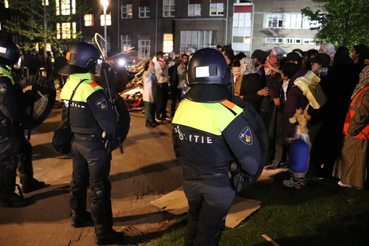 martindamen58's tweet photo. De #ontruiming van de #Uva #campus op het #roeterseiland in #Amsterdam verliep niet zonder slag of stoot. Ivm de #Propalestijnse #demonstratie werd de #ME en de #hondenbrigade en een shovel ingezet. 140 demonstranten werden aang. #Burgemeester F. #Halsema verlaat het #UvA gebouw https://t.co/Cy5l6xIO2K
