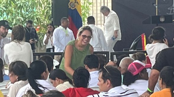 CronicasDeRafa's tweet photo. Esta son las cosas que a mí me emputan, esta señora @Susanadeleonc la ultra Charista que se la pasa hablando mierda del Gobierno de Petro.
Allí se le ve alegre en primera fila, mientras las personas que han puesto en riesgo su vida por defender a Petro de vaina los dejan entrar. https://t.co/Ah4iUA30r7