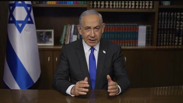 Primeiro Ministro Benjamin Netanyahu: 'Ontem à noite ordenei, com a aprovação do Gabinete de Guerra, a operação em Rafah. Em poucas horas, as nossas forças hastearam as bandeiras israelitas na passagem de Rafah e retiraram as bandeiras do Hamas. A entrada em Rafah serve dois…